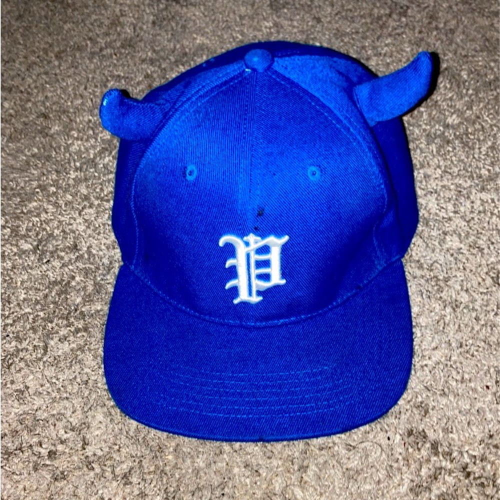 This is a Blue Top brand Hat on the website it’s 160 but I’ll sell it for 120